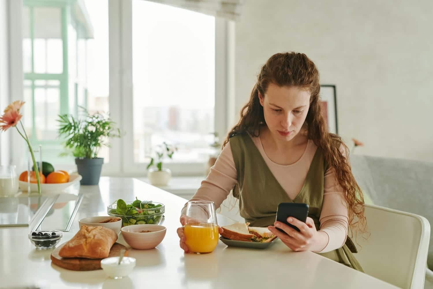 Consultation d’un smartphone au petit déjeuner