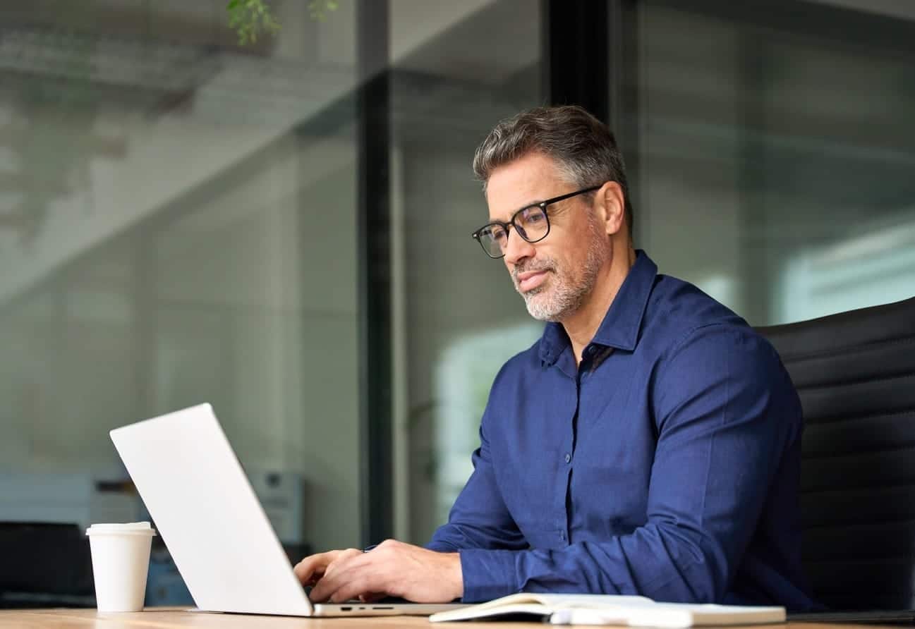 Professionnel organisé devant son ordinateur