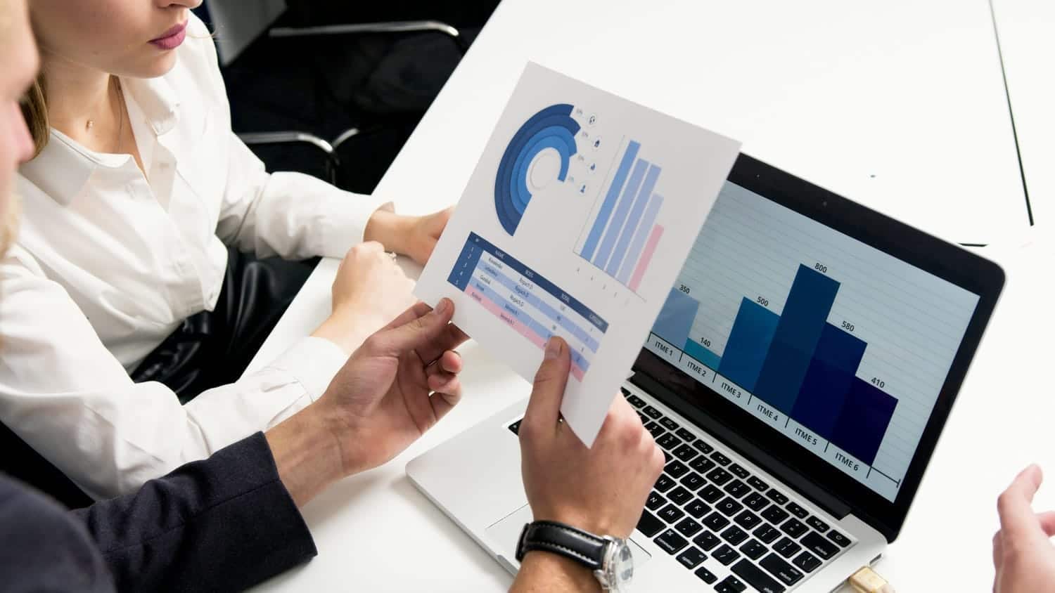 Ordinateur affichant des courbes statistiques