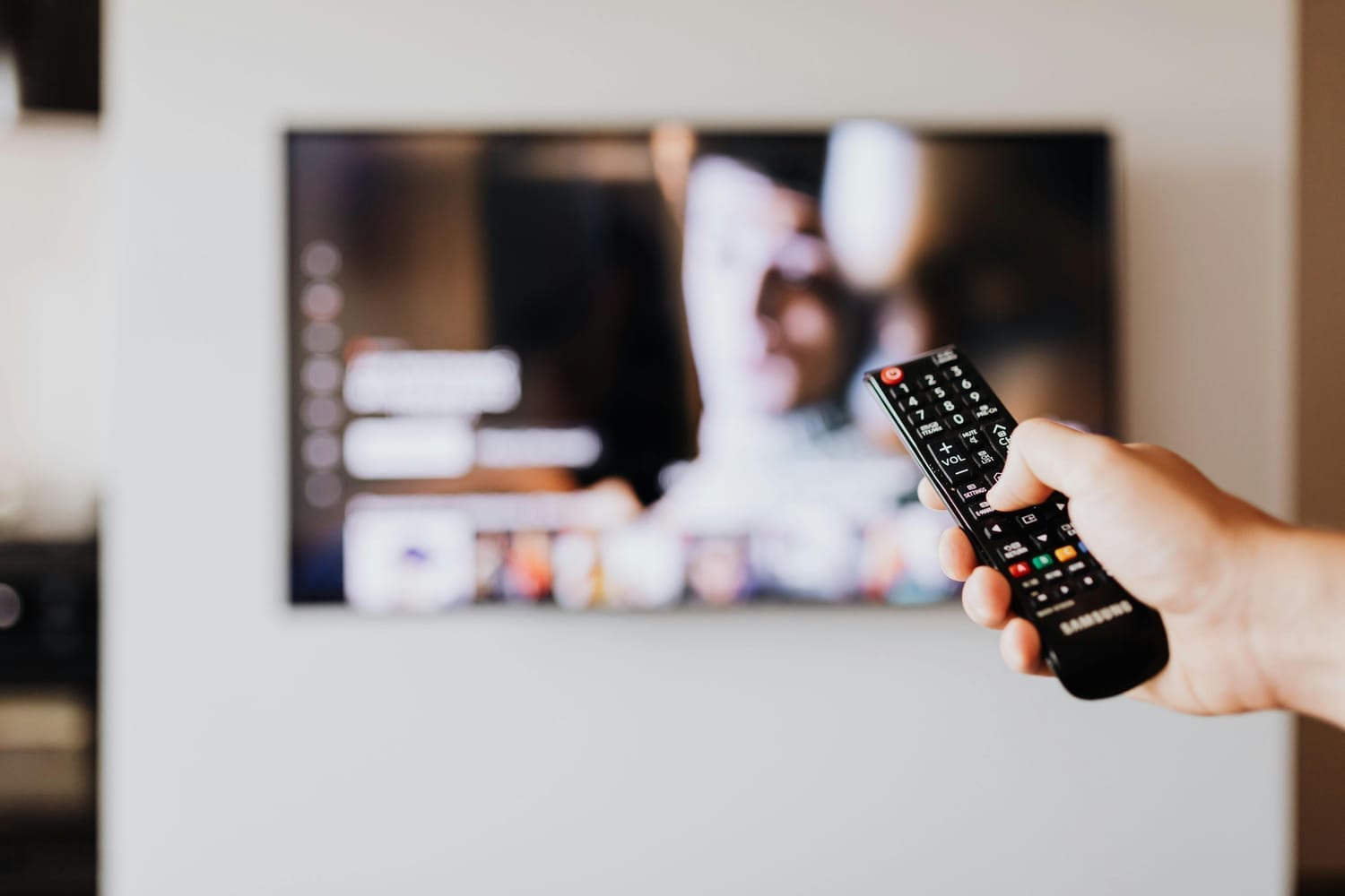 Télécommande utilisée devant un téléviseur