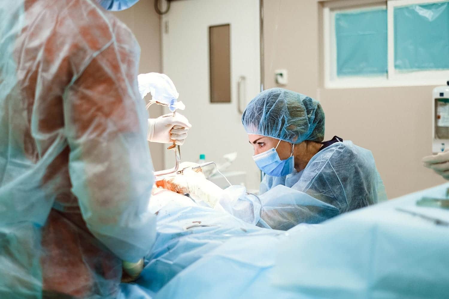 Deux professionnels de santé réalisent une intervention chirurgicale.